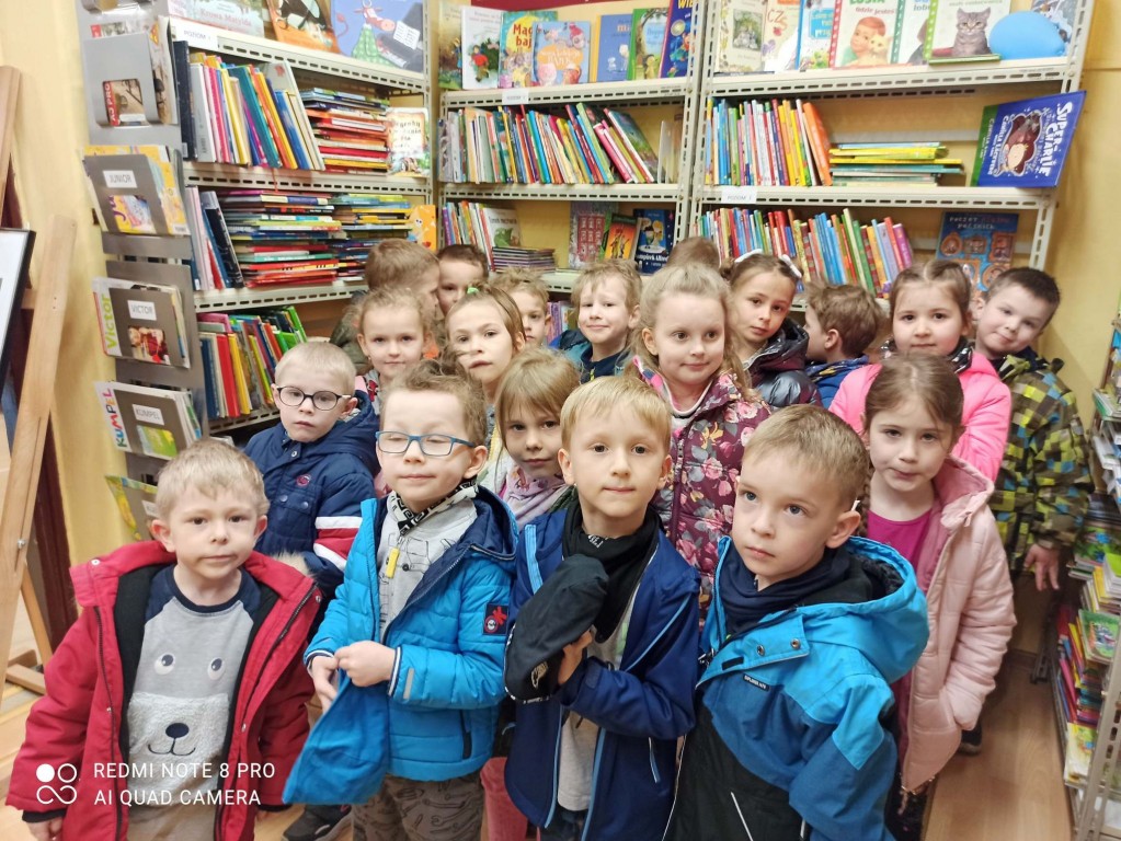 dzieci w bibliotece miejskiej