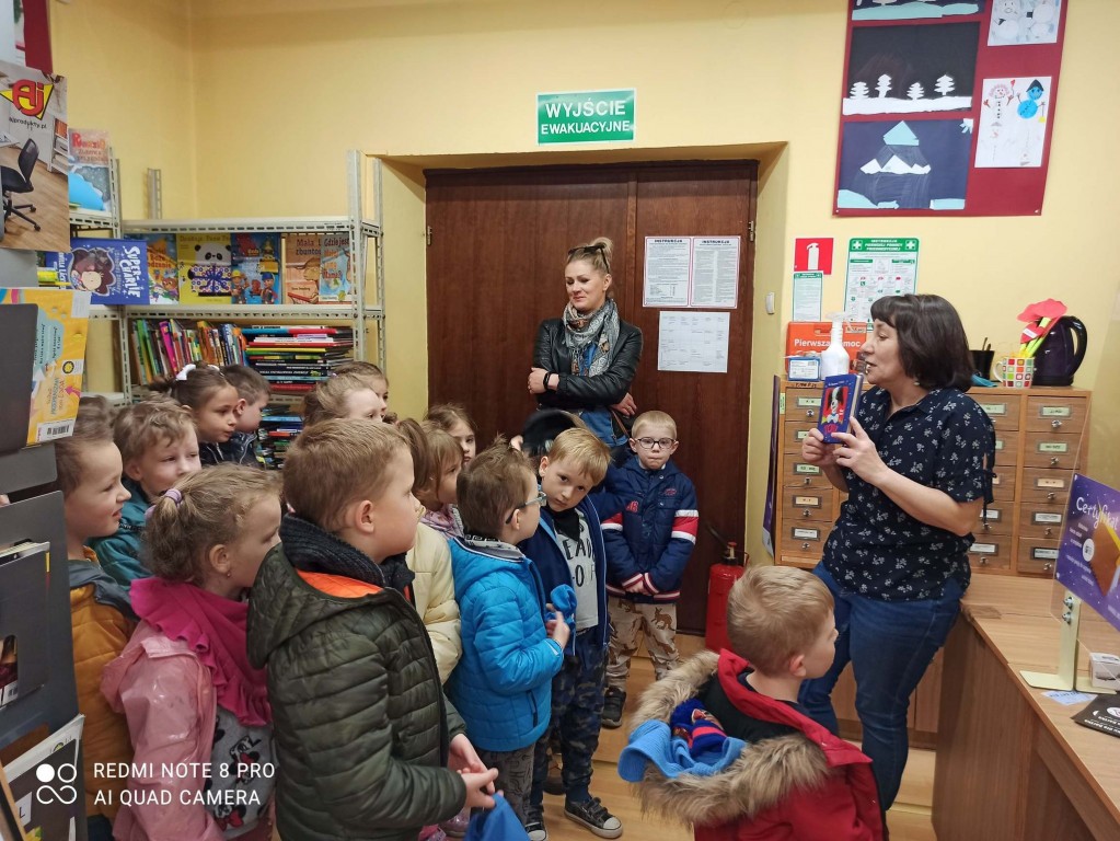 dzieci w bibliotece miejskiej