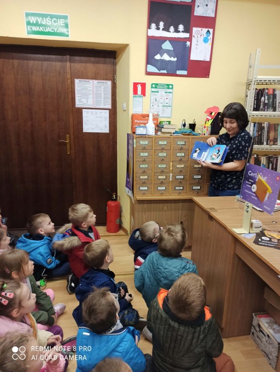 dzieci w bibliotece miejskiej