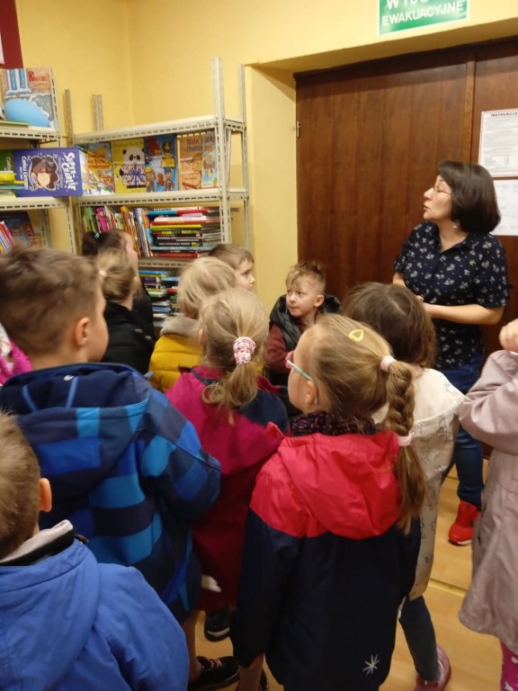 dzieci w bibliotece miejskiej