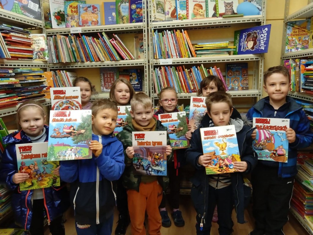dzieci w bibliotece miejskiej