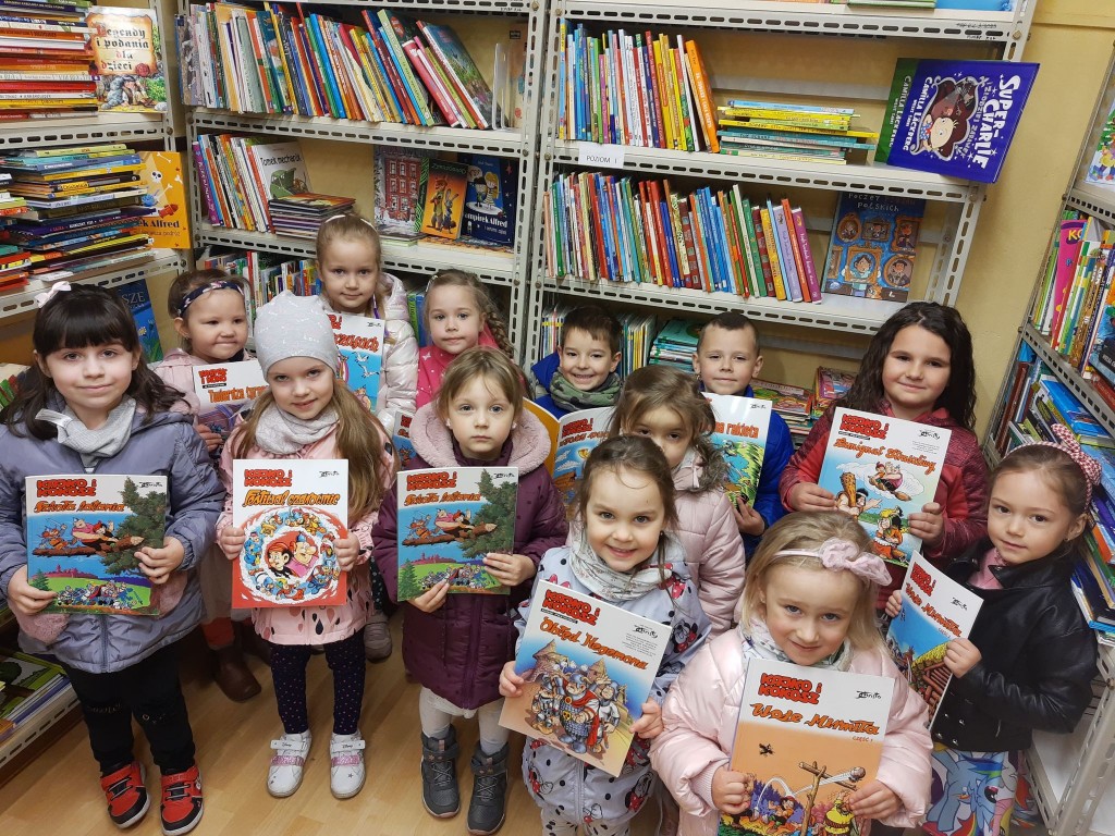 dzieci w bibliotece miejskiej