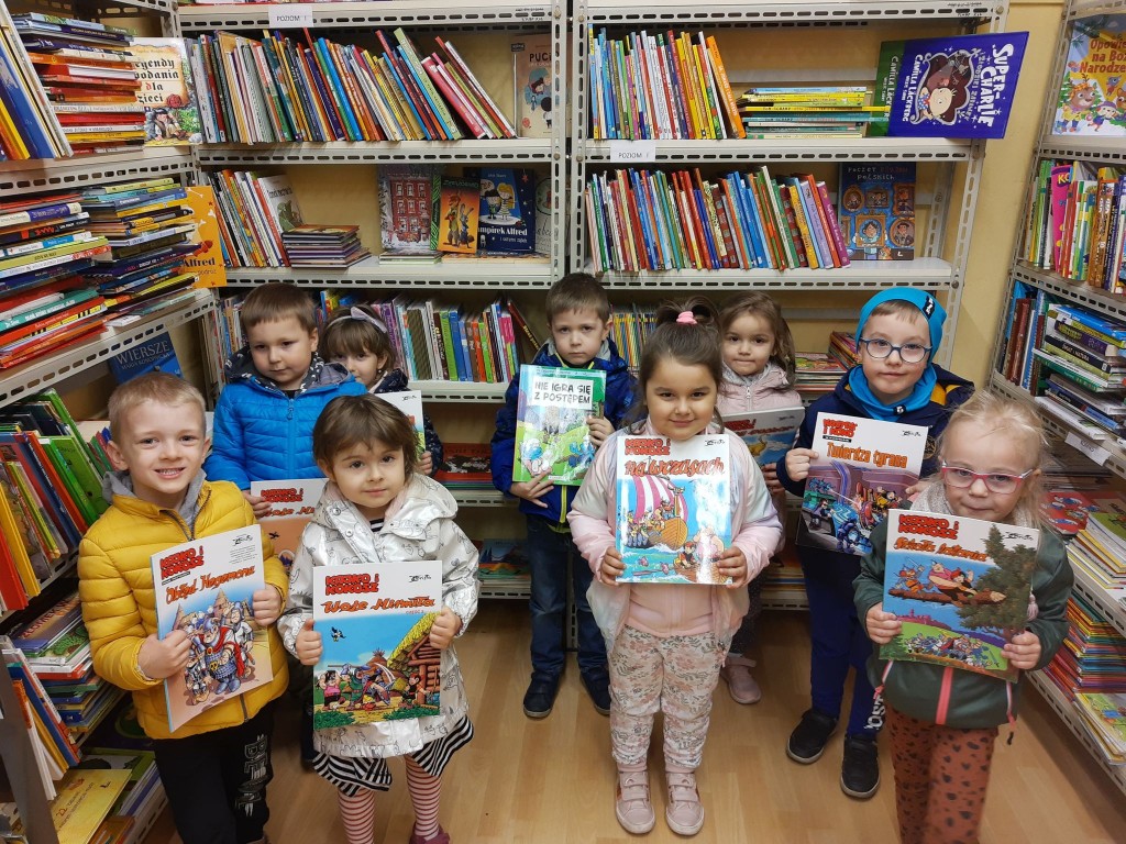 dzieci w bibliotece miejskiej