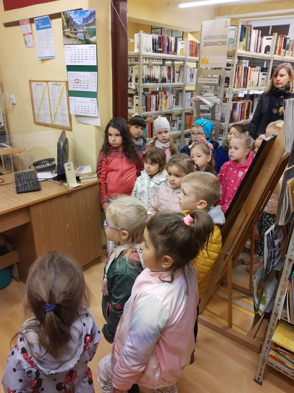 dzieci w bibliotece miejskiej