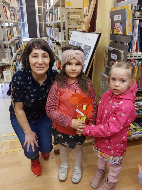 dzieci w bibliotece miejskiej