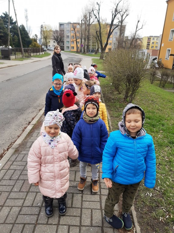 dzieci w bibliotece miejskiej