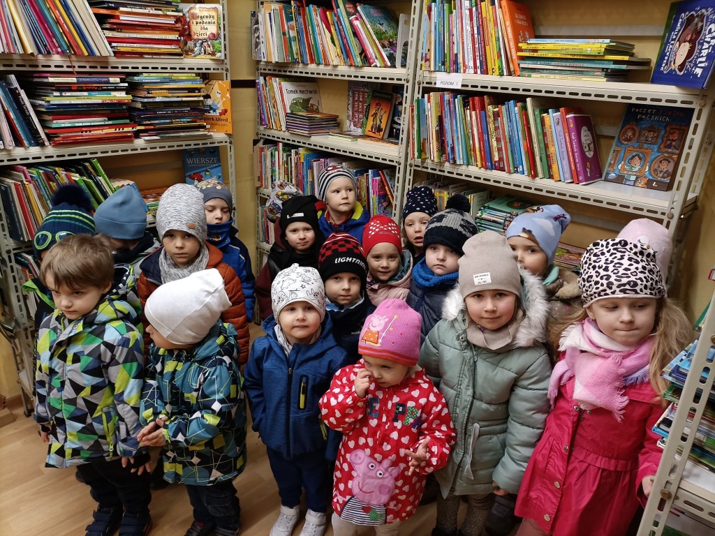 dzieci w bibliotece miejskiej