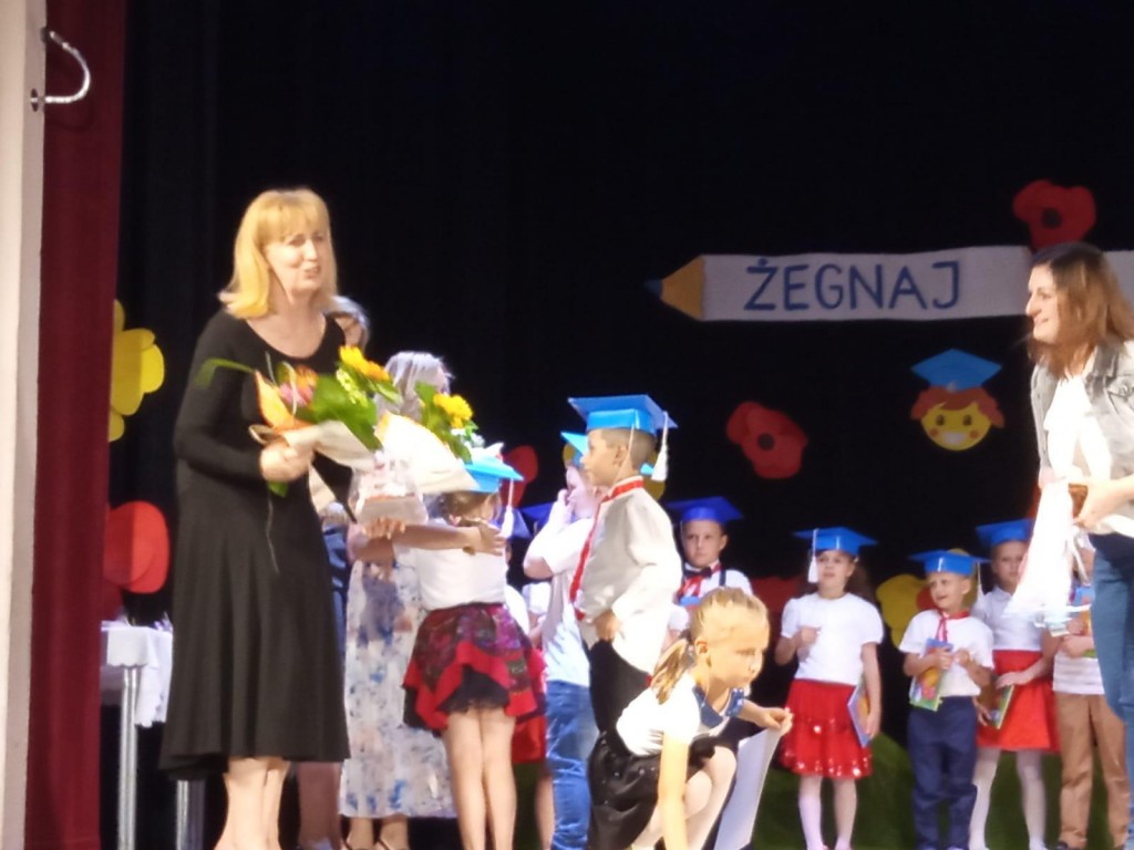 Dzieci na scenie w DK