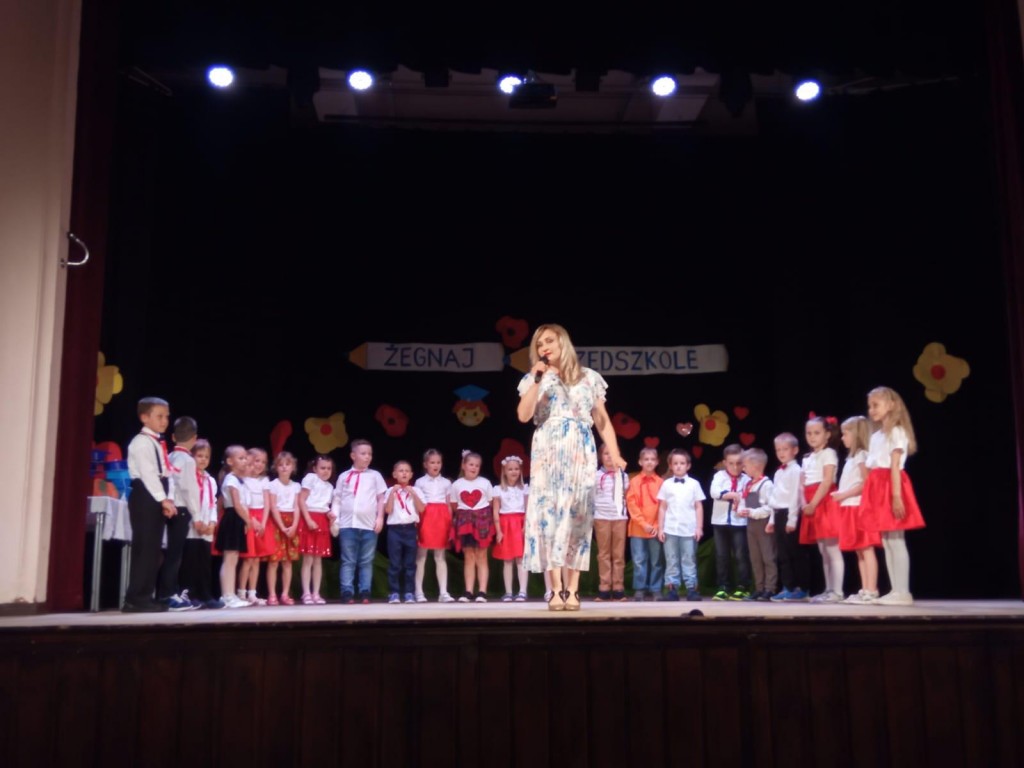 Dzieci na scenie w DK