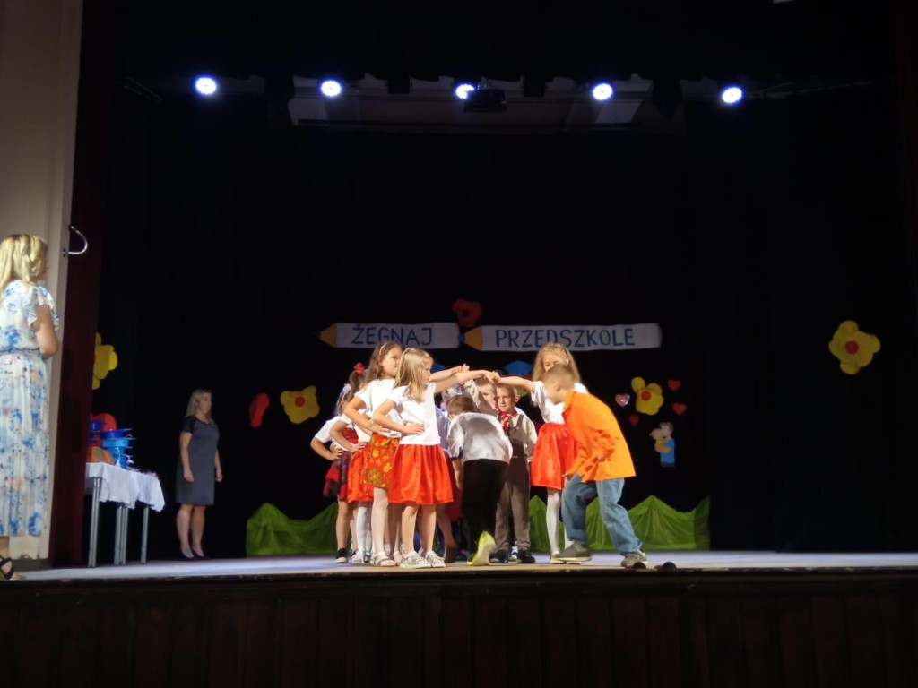 Dzieci na scenie w DK