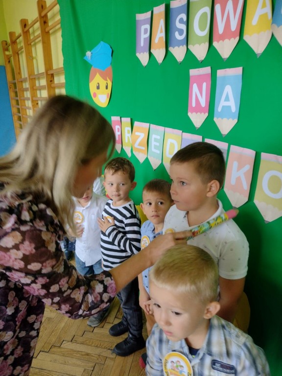 wychowankowie przedszkola w czasie pasowania