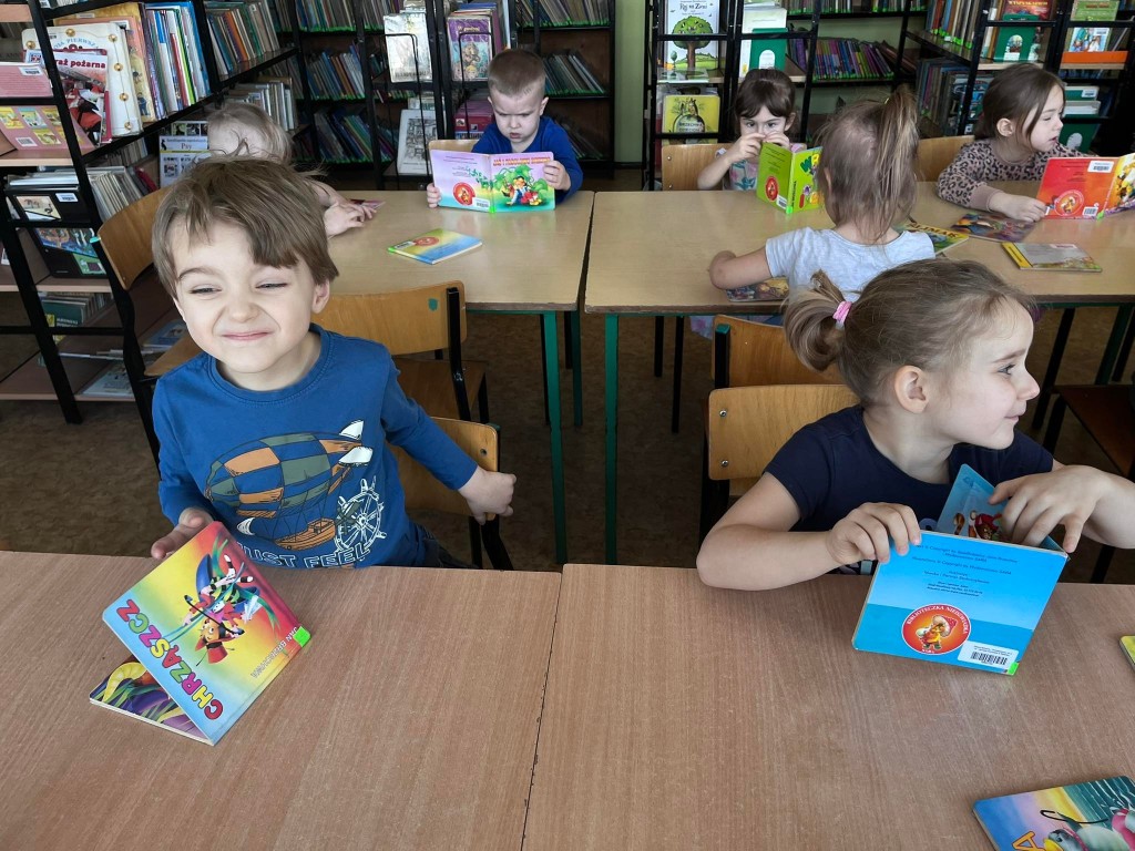 Tygryski w bibliotece szkolnej