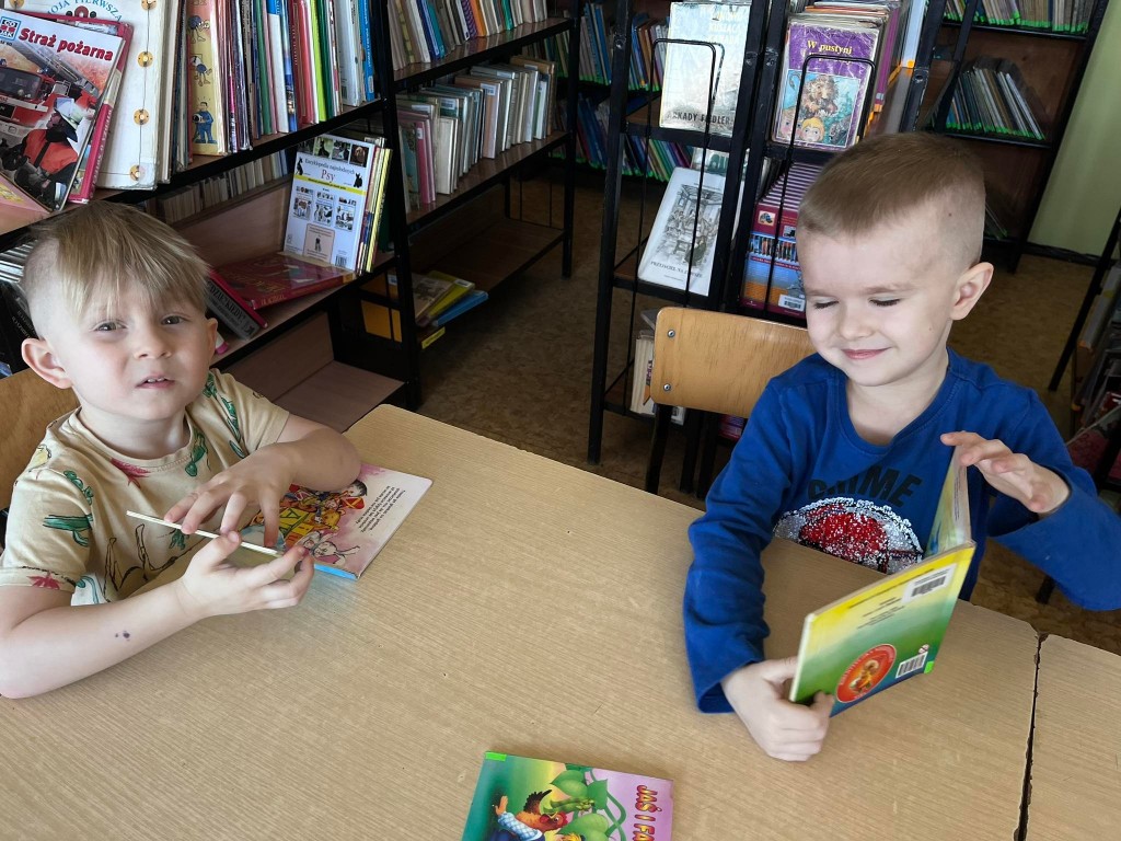 Tygryski w bibliotece szkolnej