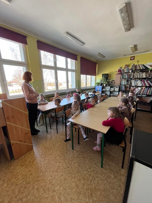 Tygryski w bibliotece szkolnej