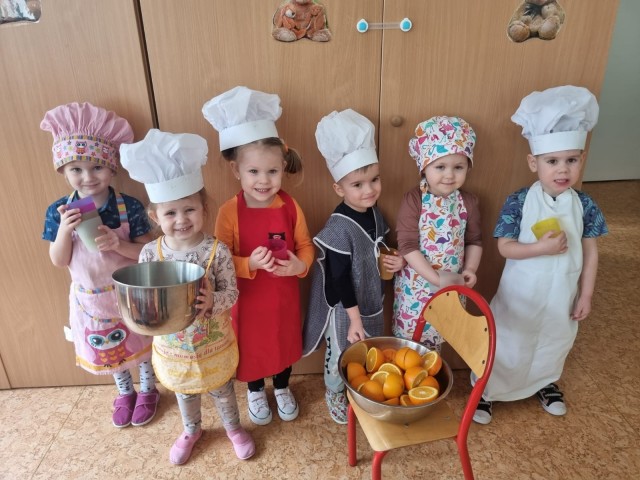 dzieci w przebraniu kucharzy