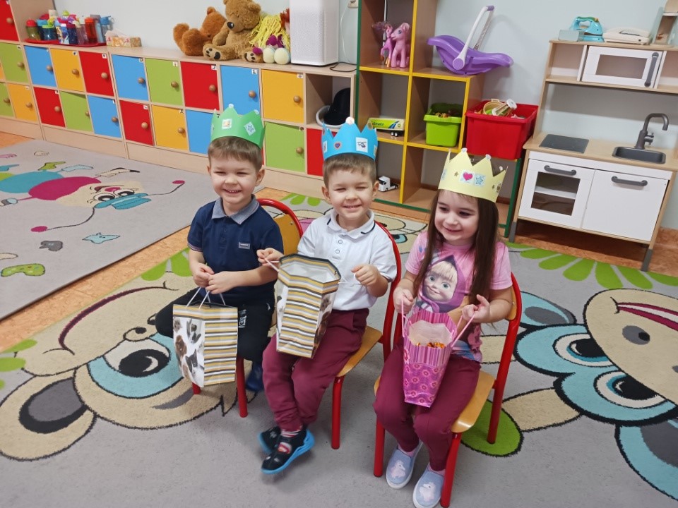 Niedawno w naszej grupie urodzinki obchodziło trzech przedszkolaków: Zuzia oraz bracia Piotruś i Bartuś. Życzymy im dużo uśmiechu i radości :)
