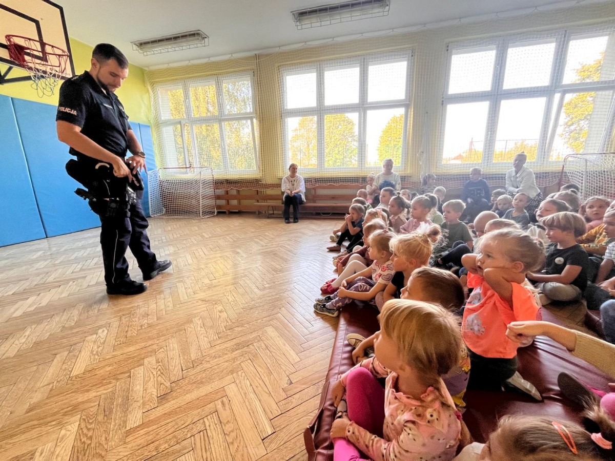 Spotkanie z policjantem nt. bezpiecznego poruszania się po chodniku, podczas przechodzenia przez pasy, oraz przypomnienie zasady ograniczonego zaufania względem osób obcych.